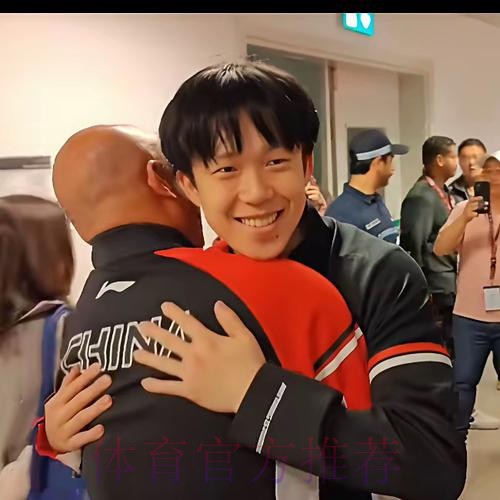 我们的故事 | 亚运男足小将亲吻护腿板告慰已故队友：替他实现国家队梦想